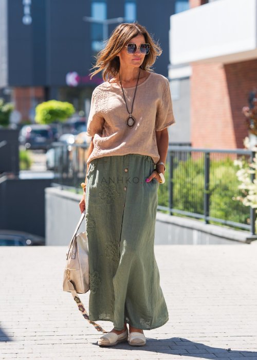 Zielona, lniana spódnica maxi z rozcięciem z przodu, ozdobnymi guzikami i haftowanymi kwiatami w stylu boho
