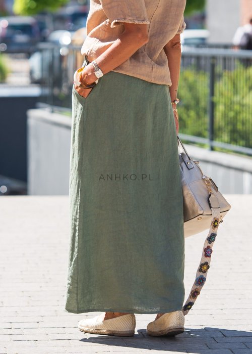 Zielona, lniana spódnica maxi z rozcięciem z przodu, ozdobnymi guzikami i haftowanymi kwiatami w stylu boho