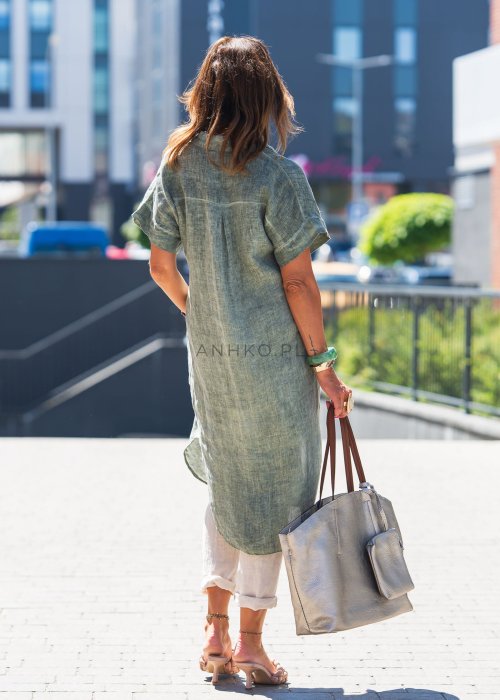 Zielona, lniana tunika koszulowa z krótkim rękawem i guzikami na całej długości, o prostym kroju w lekkim, letnim stylu boho