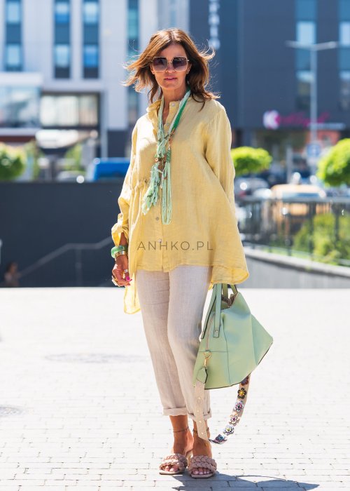 Jasne lniane spodnie damskie o zwężanym kroju, z elastyczną talią i troczkiem, w lekkim, letnim stylu casual