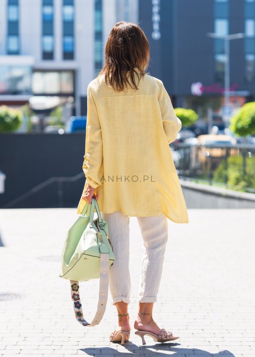 Jasne lniane spodnie damskie o zwężanym kroju, z elastyczną talią i troczkiem, w lekkim, letnim stylu casual