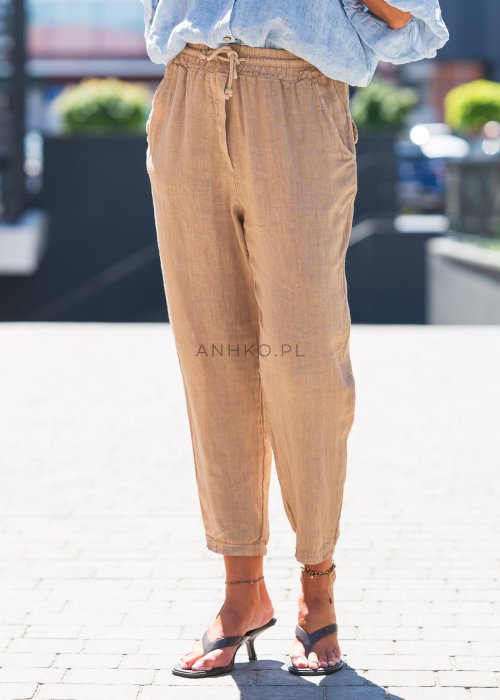 Jasnobrązowe, lniane spodnie z gumką i troczkiem w pasie.