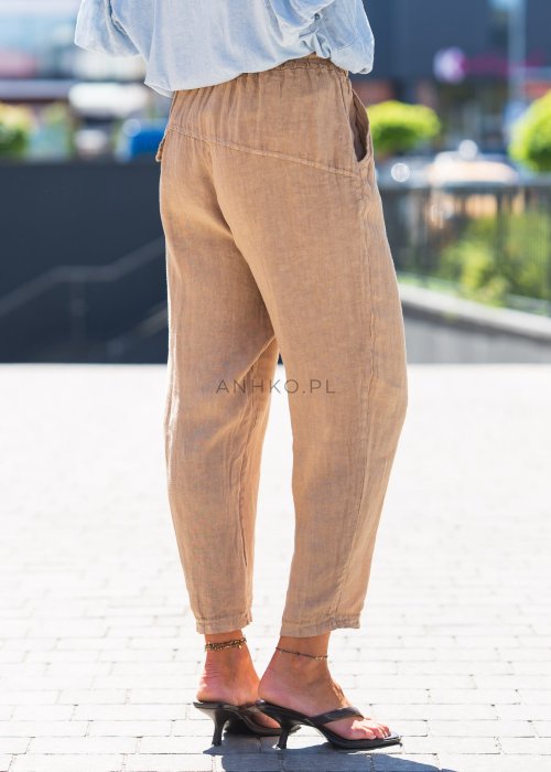Jasnobrązowe, lniane spodnie z gumką i troczkiem w pasie.