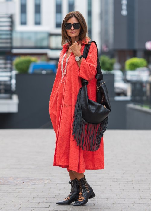 Koralowa długa sukienka koszulowa z haftowanym wzorem kwiatowym, o luźnym kroju, zapinana na guziki, w stylu boho