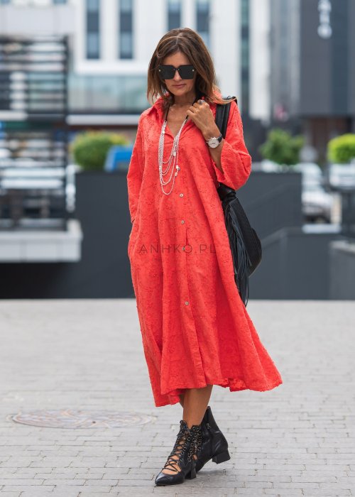 Koralowa długa sukienka koszulowa z haftowanym wzorem kwiatowym, o luźnym kroju, zapinana na guziki, w stylu boho