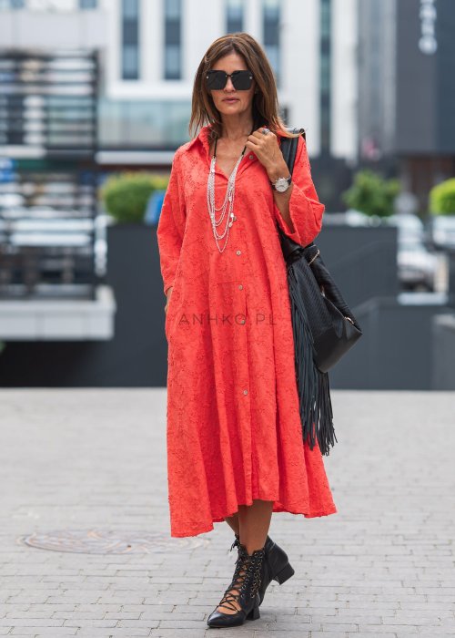 Koralowa długa sukienka koszulowa z haftowanym wzorem kwiatowym, o luźnym kroju, zapinana na guziki, w stylu boho