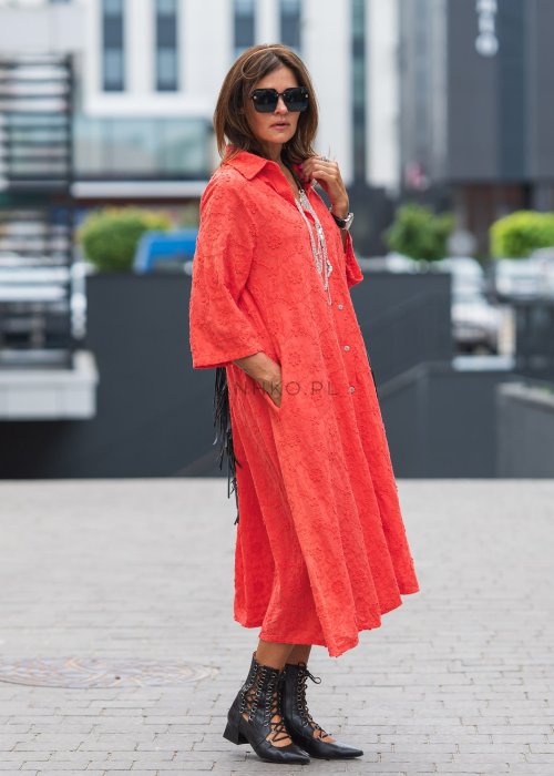 Koralowa długa sukienka koszulowa z haftowanym wzorem kwiatowym, o luźnym kroju, zapinana na guziki, w stylu boho