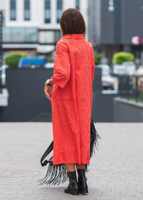 Koralowa długa sukienka koszulowa z haftowanym wzorem kwiatowym, o luźnym kroju, zapinana na guziki, w stylu boho