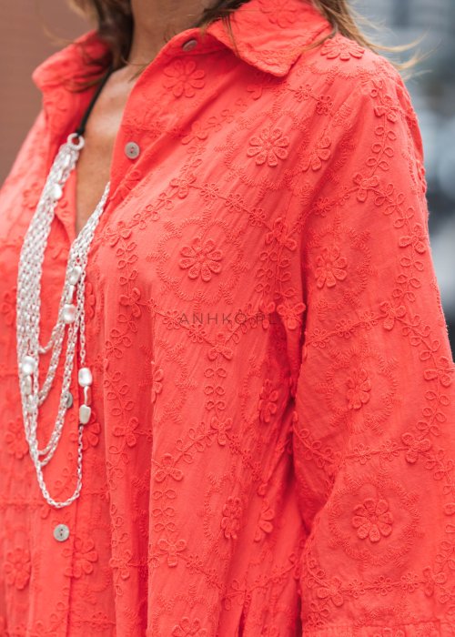 Koralowa długa sukienka koszulowa z haftowanym wzorem kwiatowym, o luźnym kroju, zapinana na guziki, w stylu boho