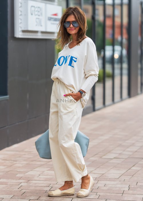 Jasnokremowe, luźne spodnie o prostym kroju, wykonane z lekkiego i przewiewnego materiału, z wygodną gumką w pasie i kieszeniami po bokach – idealne do letnich, swobodnych stylizacji.