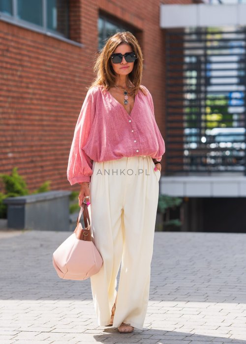 Kremowe szerokie spodnie damskie z wysokim stanem, zakładkami i kieszeniami, wykonane z lekkiego, przewiewnego materiału