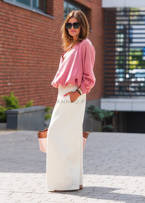 Kremowe szerokie spodnie damskie z wysokim stanem, zakładkami i kieszeniami, wykonane z lekkiego, przewiewnego materiału