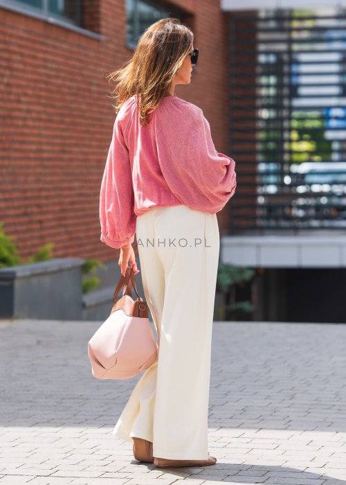 Kremowe szerokie spodnie damskie z wysokim stanem, zakładkami i kieszeniami, wykonane z lekkiego, przewiewnego materiału