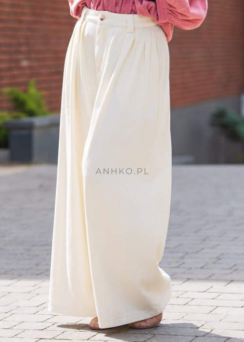 Kremowe szerokie spodnie damskie z wysokim stanem, zakładkami i kieszeniami, wykonane z lekkiego, przewiewnego materiału