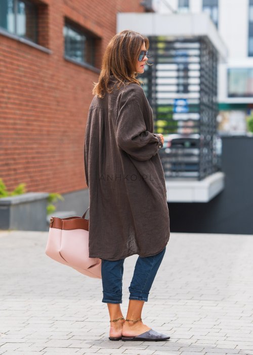 Czekoladowa lniana koszula damska oversize z długim rękawem i wydłużonym tyłem, stylizowana z jeansami w miejskim stylu.