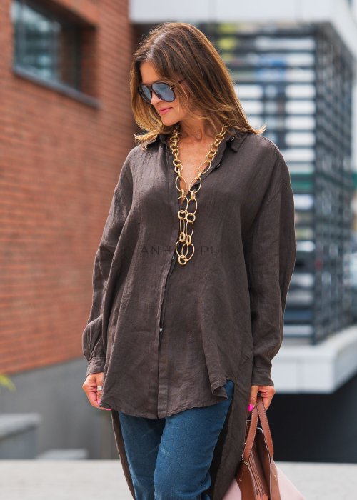 Czekoladowa lniana koszula damska oversize z długim rękawem i wydłużonym tyłem, stylizowana z jeansami w miejskim stylu.