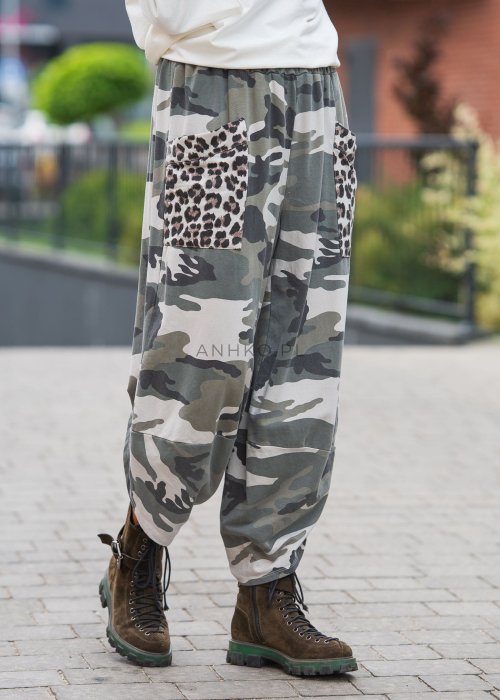 Spodnie damskie moro khaki z kontrastowymi kieszeniami w panterkę, luźny streetwearowy fason z elastyczną talią, zestawione z botkami w miejskiej stylizacji.