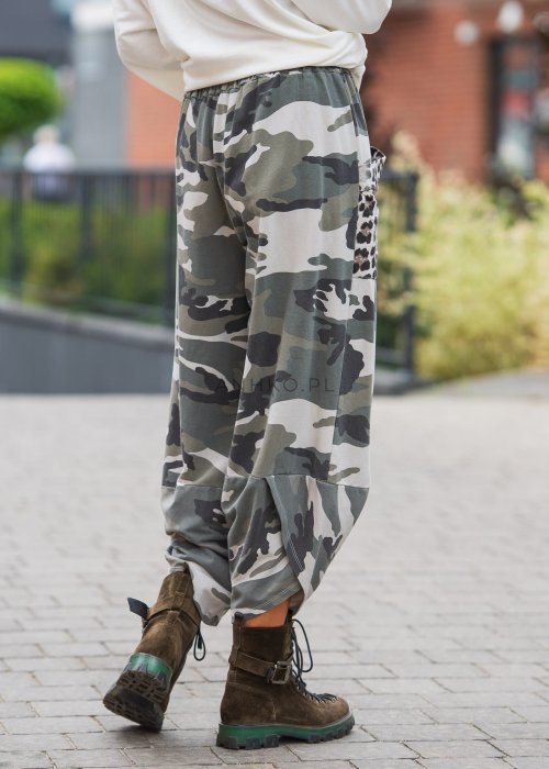 Spodnie damskie moro khaki z kontrastowymi kieszeniami w panterkę, luźny streetwearowy fason z elastyczną talią, zestawione z botkami w miejskiej stylizacji.