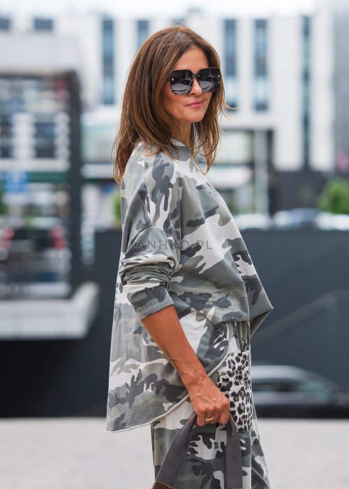 Damska bluza oversize w print moro khaki z kieszenią w panterkę, luźny fason streetwear w miejskiej stylizacji.