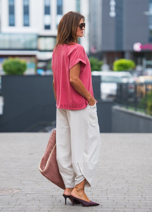 Różowa bluzka z dekoltem V i podwiniętymi rękawami w luźnym kroju oversize