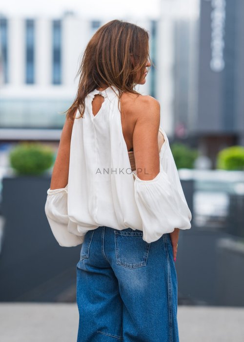 Biała, elegancka bluzka bez ramion z szerokimi rękawami i stójką.