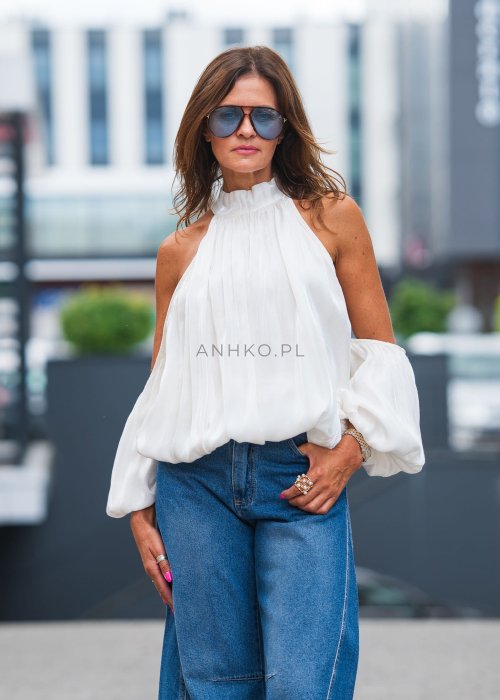 Biała, elegancka bluzka bez ramion z szerokimi rękawami i stójką.