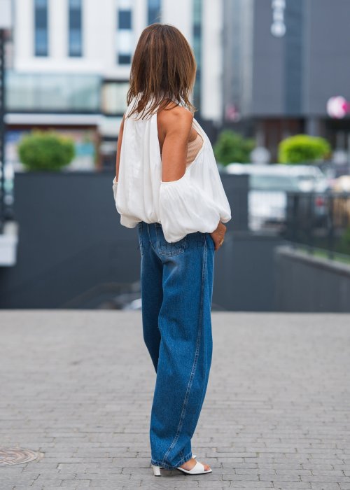 Biała, elegancka bluzka bez ramion z szerokimi rękawami i stójką.