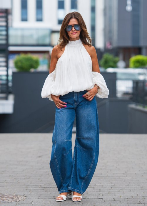 Biała, elegancka bluzka bez ramion z szerokimi rękawami i stójką.