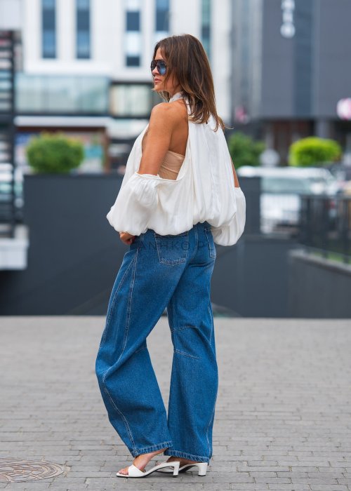 Biała, elegancka bluzka bez ramion z szerokimi rękawami i stójką.