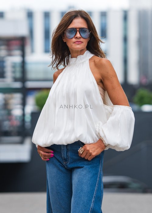 Biała, elegancka bluzka bez ramion z szerokimi rękawami i stójką.