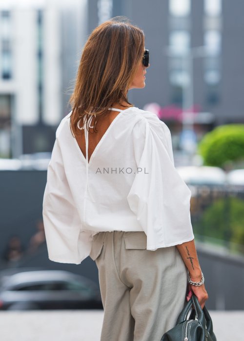 Biała bluzka damska z głębokim dekoltem V, luźny krój, rękaw 3/4, elastyczny ściągacz w pasie