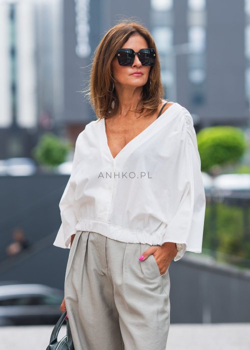 Biała bluzka damska z głębokim dekoltem V, luźny krój, rękaw 3/4, elastyczny ściągacz w pasie