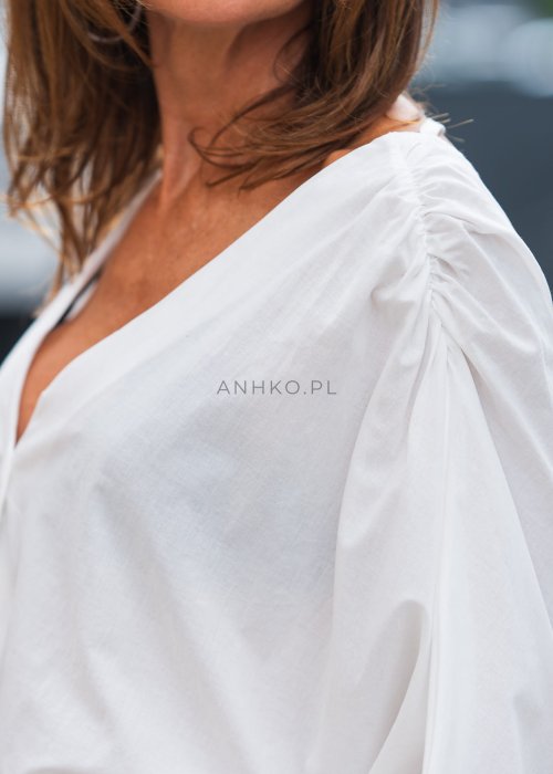 Biała bluzka damska z głębokim dekoltem V, luźny krój, rękaw 3/4, elastyczny ściągacz w pasie