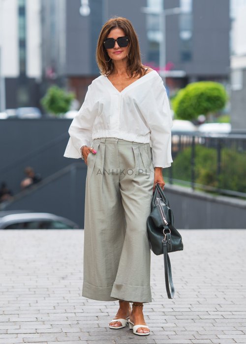 Biała bluzka damska z głębokim dekoltem V, luźny krój, rękaw 3/4, elastyczny ściągacz w pasie