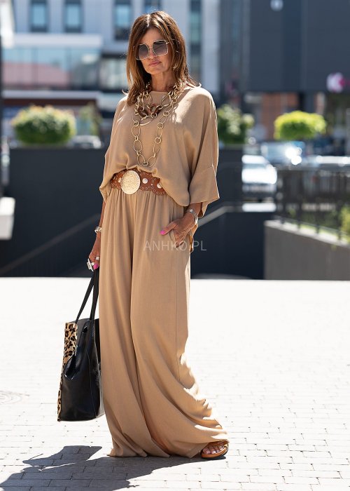 Camelowy, dwuczęściowy komplet z lekkiego materiału, składający się z luźnej bluzki i szerokich spodni, w eleganckim stylu boho