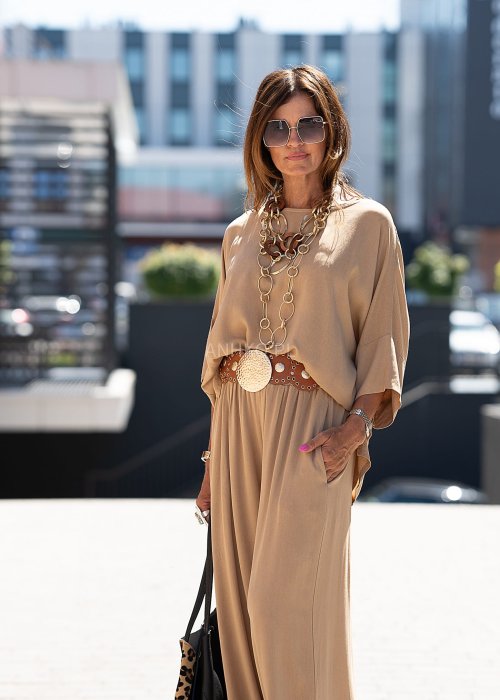 Camelowy, dwuczęściowy komplet z lekkiego materiału, składający się z luźnej bluzki i szerokich spodni, w eleganckim stylu boho