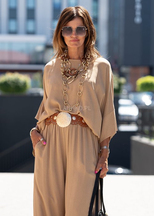 Camelowy, dwuczęściowy komplet z lekkiego materiału, składający się z luźnej bluzki i szerokich spodni, w eleganckim stylu boho