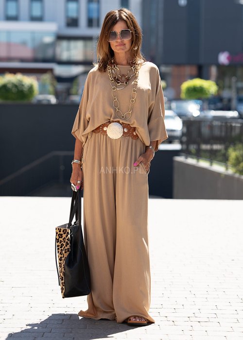 Camelowy, dwuczęściowy komplet z lekkiego materiału, składający się z luźnej bluzki i szerokich spodni, w eleganckim stylu boho