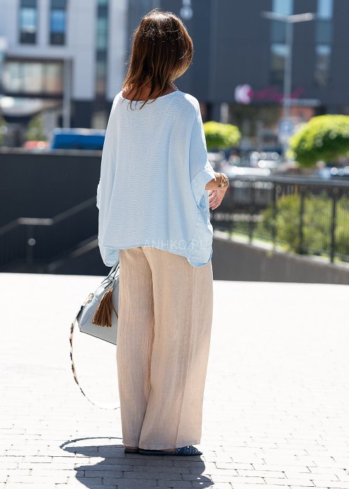 Beżowe, lekkie spodnie z szeroką nogawką, wykonane z przewiewnego materiału, z elastyczną talią i wiązaniem na sznurek.