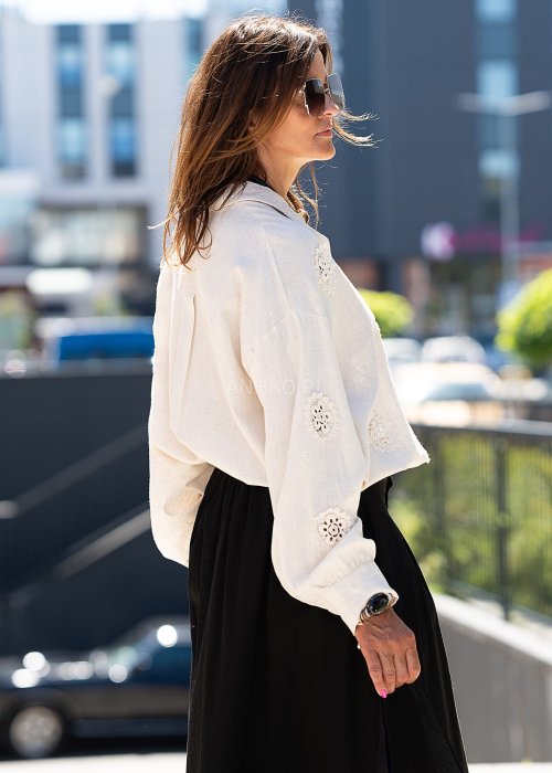 Jasnobeżowa koszula z ażurowymi wstawkami i długim rękawem.