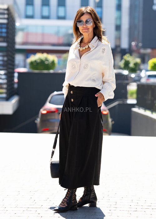 Jasnobeżowa koszula z ażurowymi wstawkami i długim rękawem.