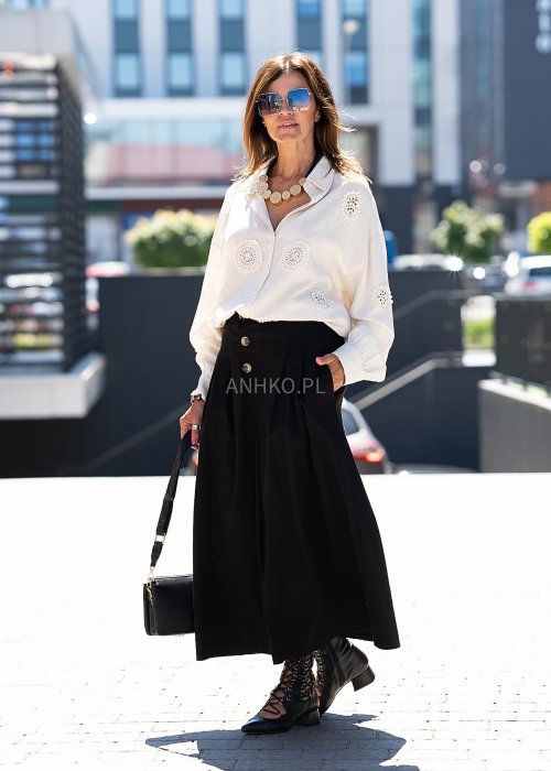 Jasnobeżowa koszula z ażurowymi wstawkami i długim rękawem.