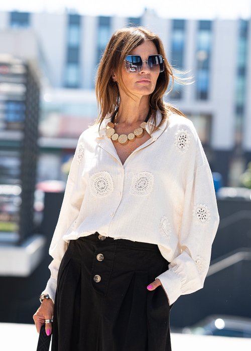 Jasnobeżowa koszula z ażurowymi wstawkami i długim rękawem.