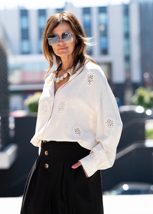 Jasnobeżowa koszula z ażurowymi wstawkami i długim rękawem.