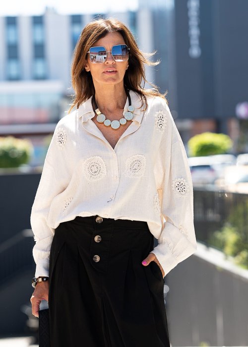 Jasnobeżowa koszula z ażurowymi wstawkami i długim rękawem.