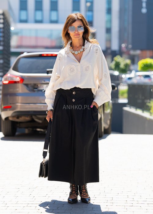 Jasnobeżowa koszula z ażurowymi wstawkami i długim rękawem.