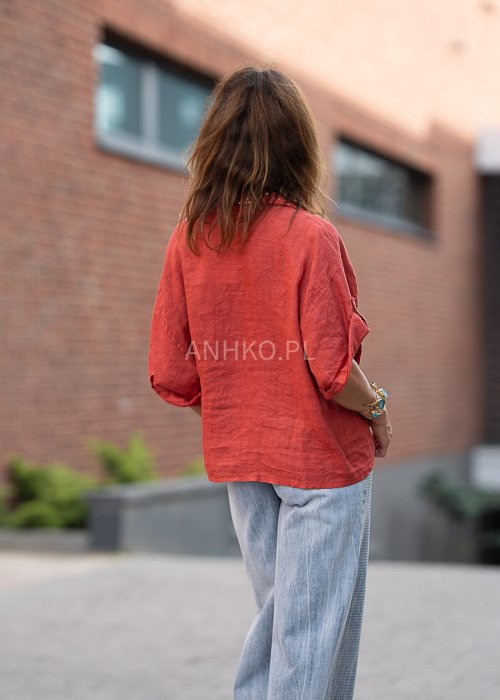 Lniana koszula w intensywnym odcieniu czerwieni z haftowanymi, ażurowymi kieszeniami i podwijanymi rękawami. Lekka, przewiewna i stylowa.