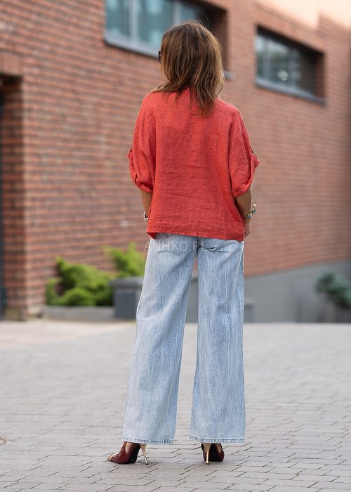 Lniana koszula w intensywnym odcieniu czerwieni z haftowanymi, ażurowymi kieszeniami i podwijanymi rękawami. Lekka, przewiewna i stylowa.