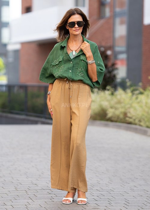 Zielona lniana koszula damska z krótkim rękawem, ozdobnymi kieszeniami z koronką, luźny krój w stylu boho