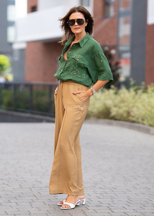 Zielona lniana koszula damska z krótkim rękawem, ozdobnymi kieszeniami z koronką, luźny krój w stylu boho